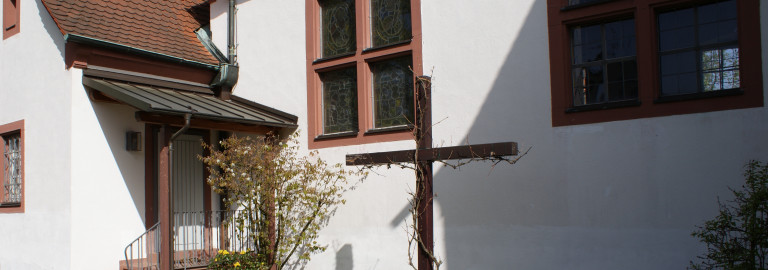 Kreuz vor der Kirche