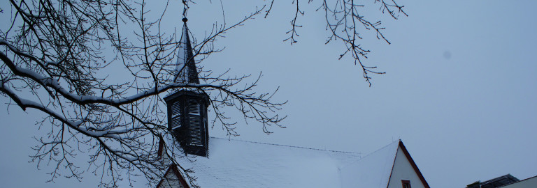 Kirchturm im Schnee