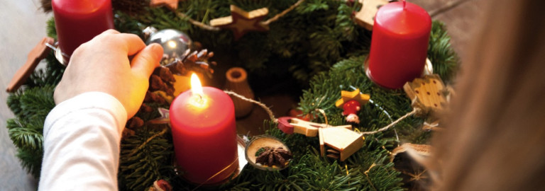 Adventskranz mit 1 brennenden Kerze