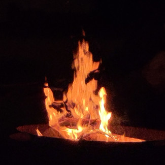 Nachtaufnahme einer Feuerstelle mit Osterfeuer