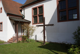 Kreuz vor der Kirche