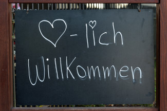 Tafel mit Spruch Herzlich Willkommen