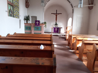 leere Kirchenbänke