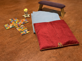 Kreuz Kissen Schemel Kerze