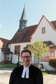 Pfarrer Hoffmann vor der Kirche