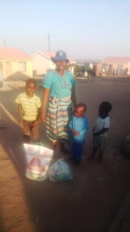 Südafrika Familie mit Lebensmitteltüten