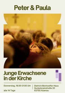 eine junge Frau schaut aufs Kreuz