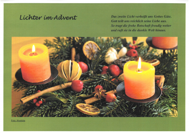 Adventskranz mit 2 brennenden Kerzen