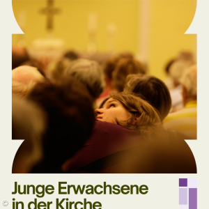 Eine Junge Frau schaut zum Kreuz